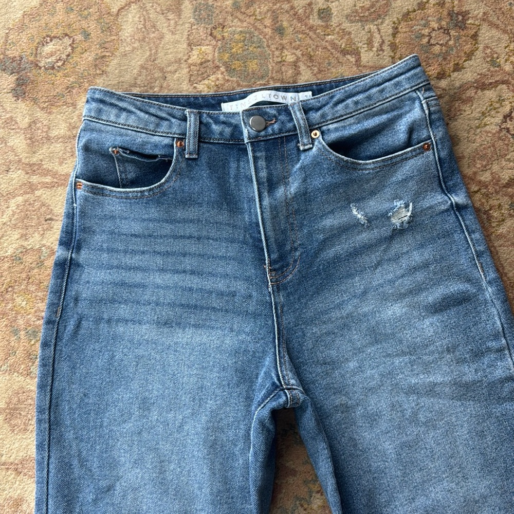 Cropped Distressed Jeans - Picture 3 of 8